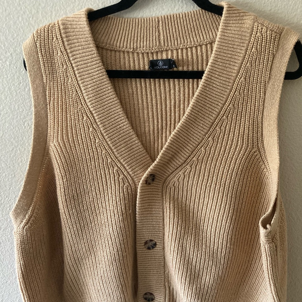 Women’s Volcom sweater vest in camel size XL